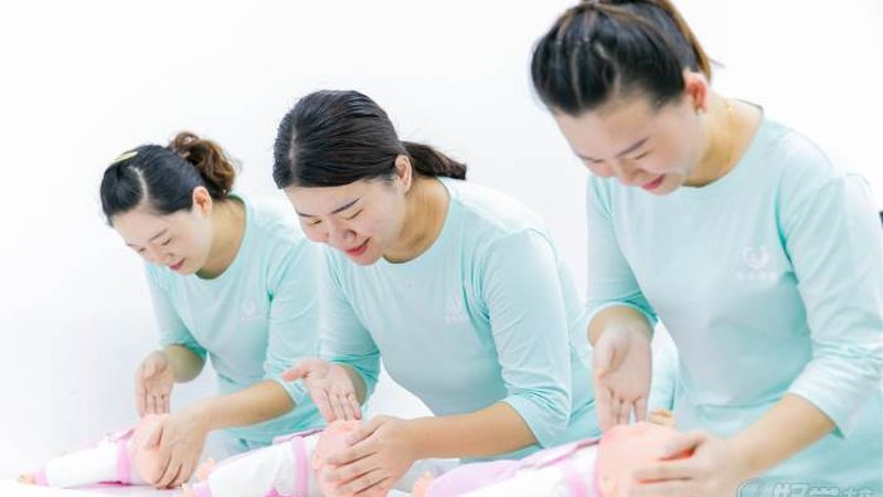 以下是一张盆底肌训练步骤图解，供新手妈妈参考：